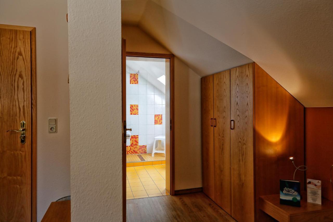 Konsum Gaestehaus Quisisana - Oberhof オーバーホーフ エクステリア 写真