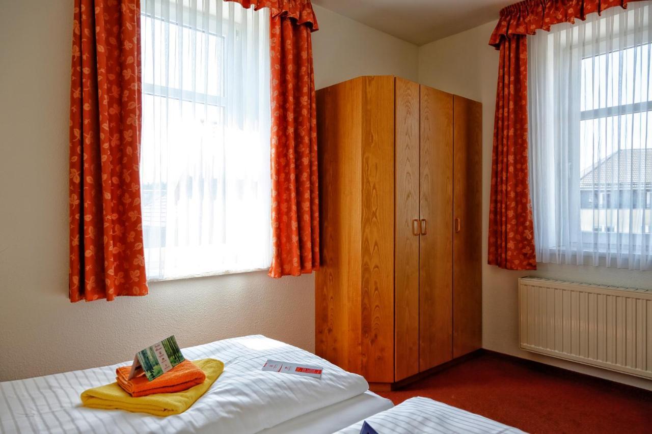 Konsum Gaestehaus Quisisana - Oberhof オーバーホーフ エクステリア 写真