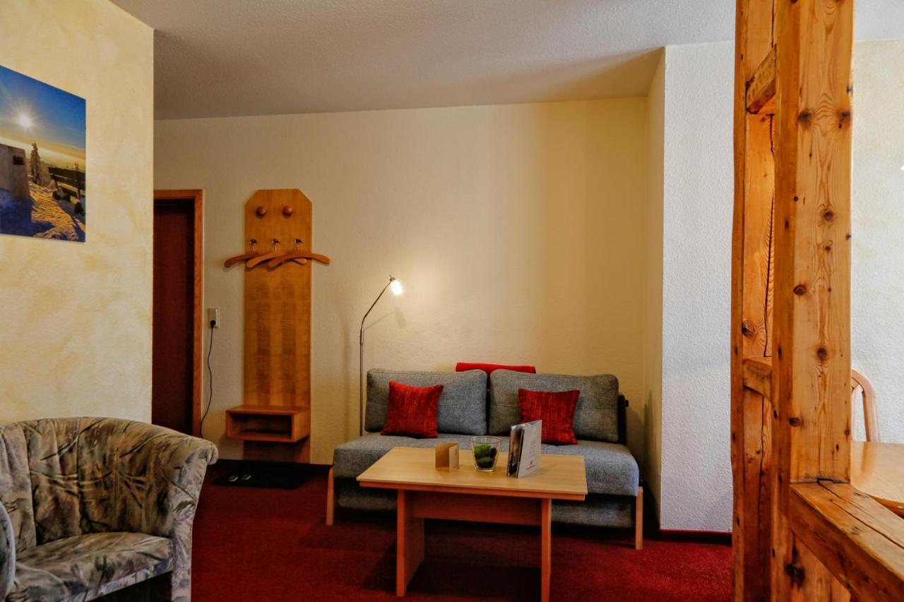 Konsum Gaestehaus Quisisana - Oberhof オーバーホーフ エクステリア 写真