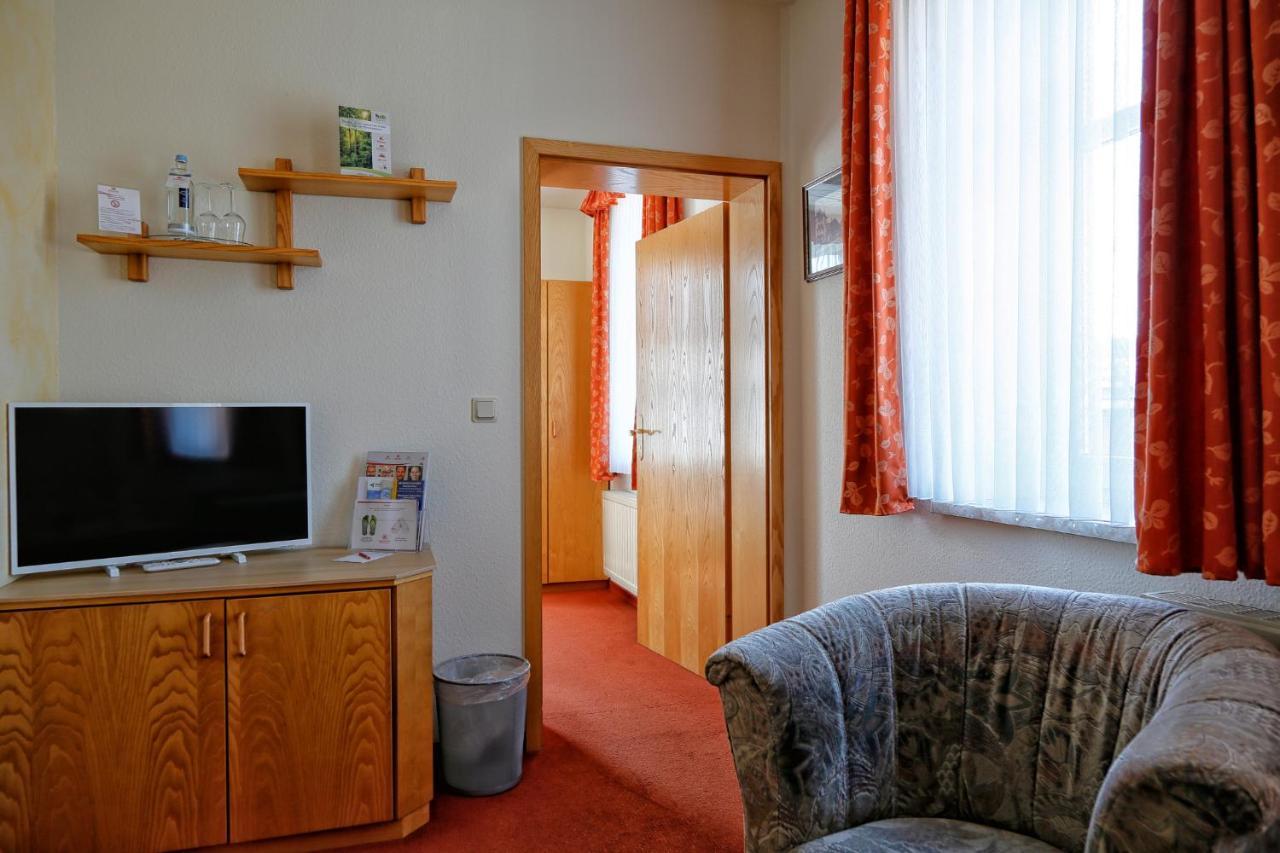 Konsum Gaestehaus Quisisana - Oberhof オーバーホーフ エクステリア 写真