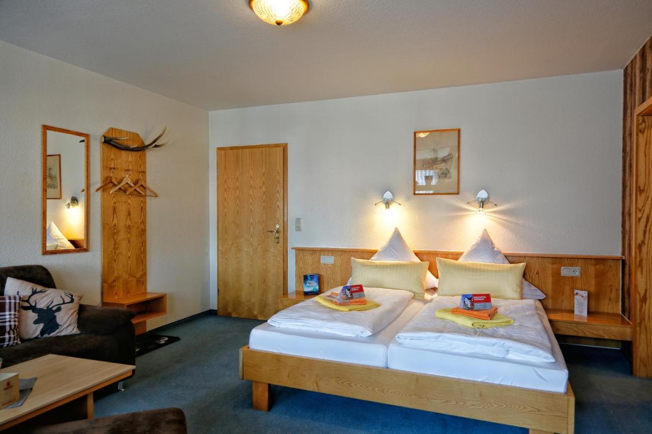 Konsum Gaestehaus Quisisana - Oberhof オーバーホーフ エクステリア 写真