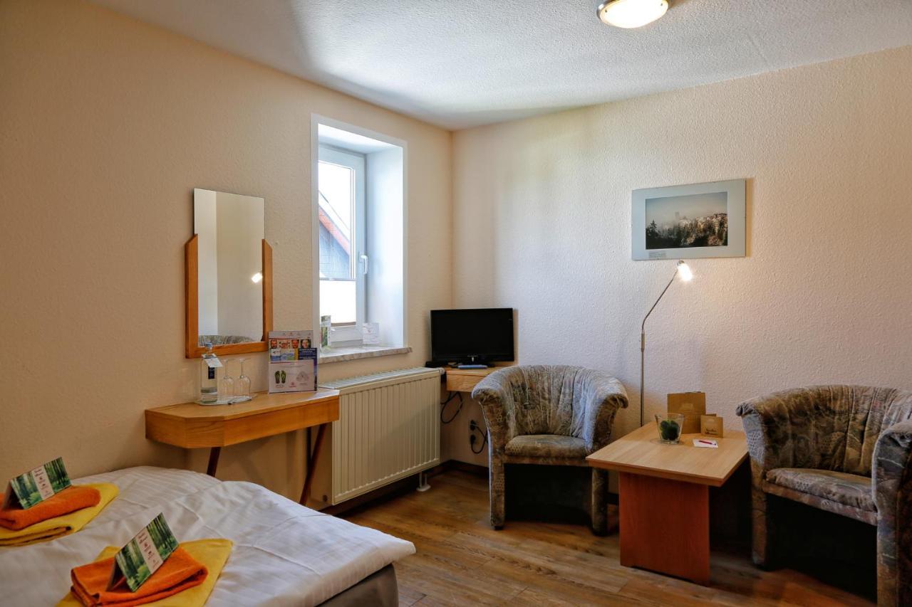 Konsum Gaestehaus Quisisana - Oberhof オーバーホーフ エクステリア 写真