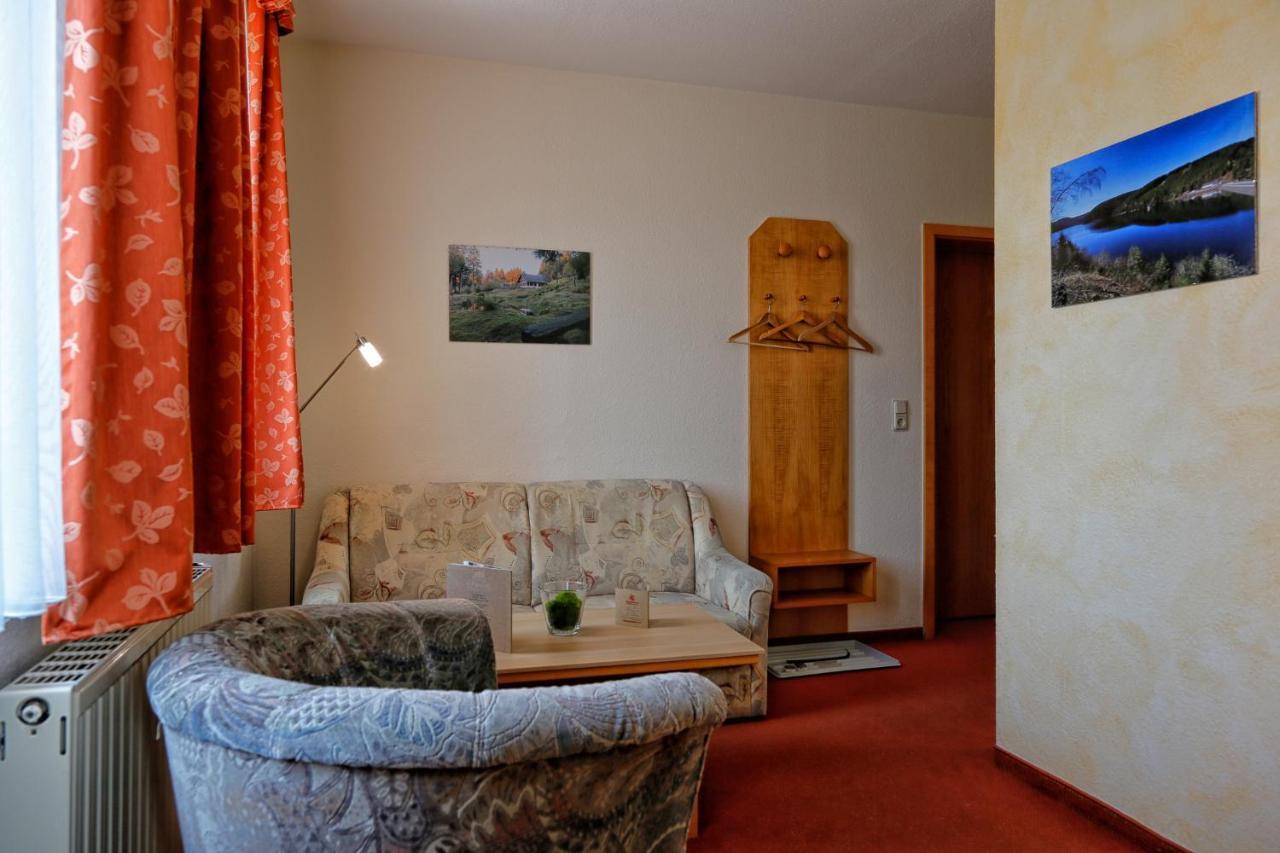 Konsum Gaestehaus Quisisana - Oberhof オーバーホーフ エクステリア 写真