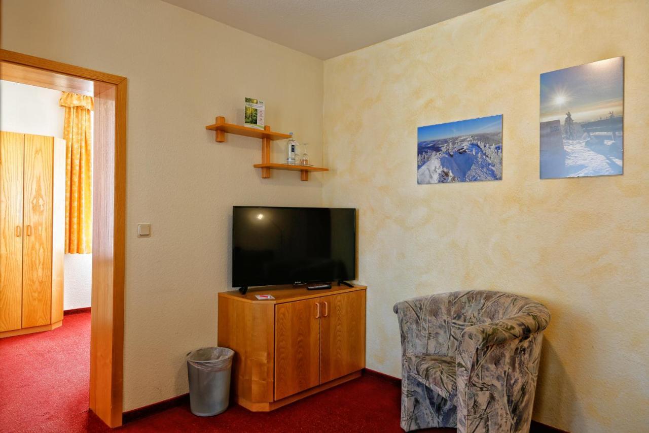 Konsum Gaestehaus Quisisana - Oberhof オーバーホーフ エクステリア 写真